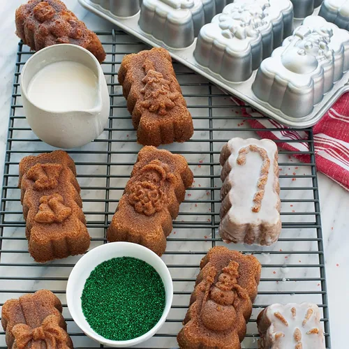 Vista 2 de Nordic Ware – Molde antiadherente de aluminio fundido Bakeware Holiday Mini Molde para pan, Molde para mini panes Navidad, Plateado