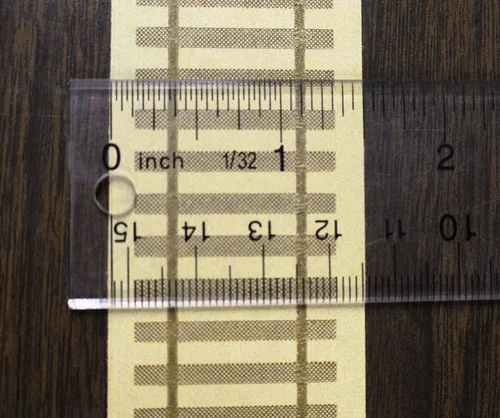 Vista 2 de ChromaLabel Cinta de vía de ferrocarril de 1-1/2 pulgadas, color tostado con impresión de riel marrón, rollo de 400 pulgadas