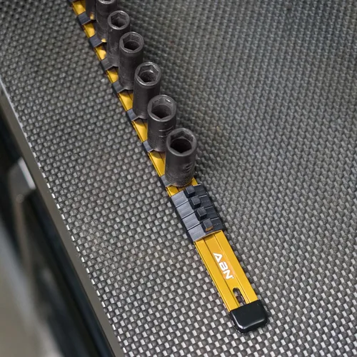 Vista 6 de ABN Riel de aluminio SAE para sujetar tomas de corriente, riel organizador de tomas de corriente y clips. Riel con clips para tomas de corriente