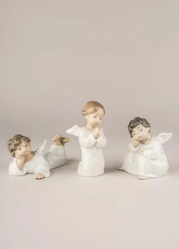 Vista 2 de LLADRÓ Figura de ángel que pone hacia abajo. Figura de ángel de porcelana.