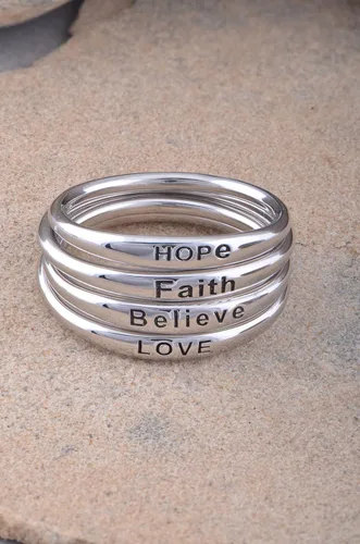 Vista 5 de SILVERCLOSEOUT Anillo de amor para mujer, chapado en rodio y apilable, fino
