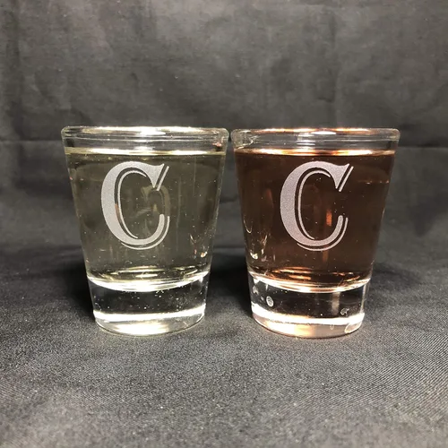 Vista 3 de Alankathy Mugs Juego de 2 vasos de chupito con letras de monograma de 1.5 oz (B)