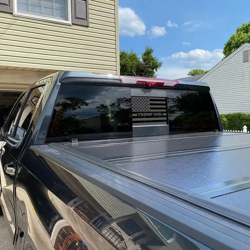 Vista 3 de Xinghe - Calcomanías de la bandera de EE.UU., duradera y fácil de quitar, para ventana central trasera de camioneta, negra mate