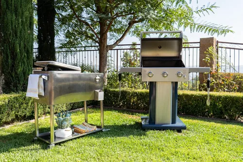 Vista 7 de Permasteel Enfriador de patio al aire libre de 80 cuartos con ruedas y asas, acero inoxidable