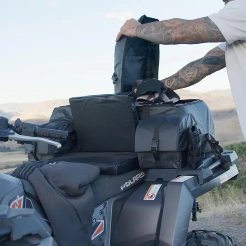 Vista 4 de ATV TEK Arch Series Paquete de utilidad de gran tamaño para rack trasero, bolsa de carga acolchada para ATV - Kings Mountain Shadow Camo