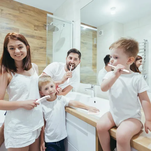 Vista 2 de Hushee Juego de 300 cepillos de dientes desechables y jabón de peine para personas sin hogar, 100 cepillos de dientes a granel, 100 peines de pelo