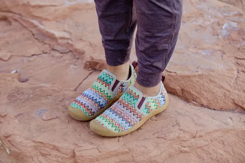 Vista 6 de KEEN Howser - Pantuflas de lona cómodas y casuales para mujer