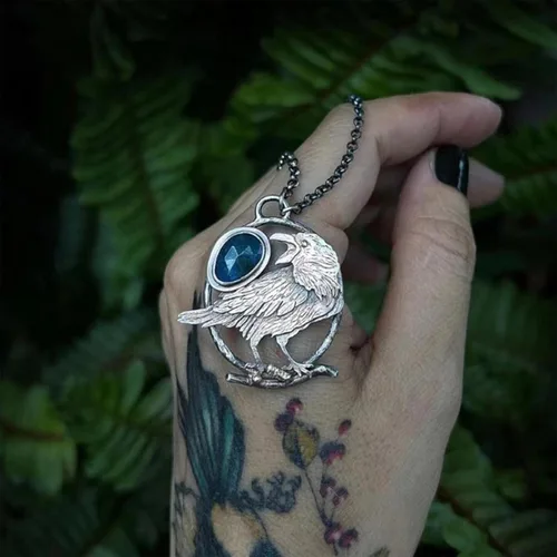 Vista 2 de Zeshimb Collar de pájaro con piedras preciosas de plata, cadena de cuervo, collar con colgante de cuervo de cristal azul, collar de clavícula