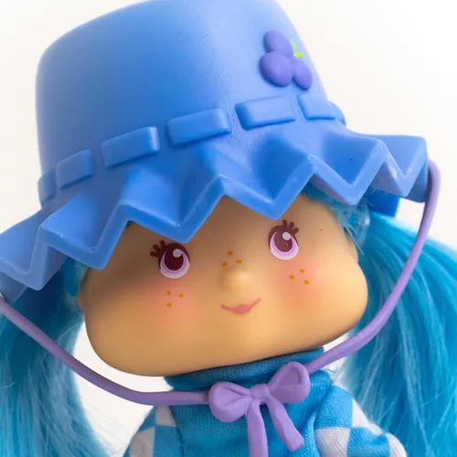Vista 3 de The Loyal Subjects - Strawberry Shortcake - Muñeca de moda de muffin de arándanos de 5.5 pulgadas