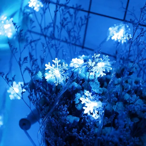 Vista 5 de Luces de Navidad, 20 pies, tira de 40 luces led con forma de copo de nieve, azules, funciona con pilas, guirnalda de luces para dormitorio, patio