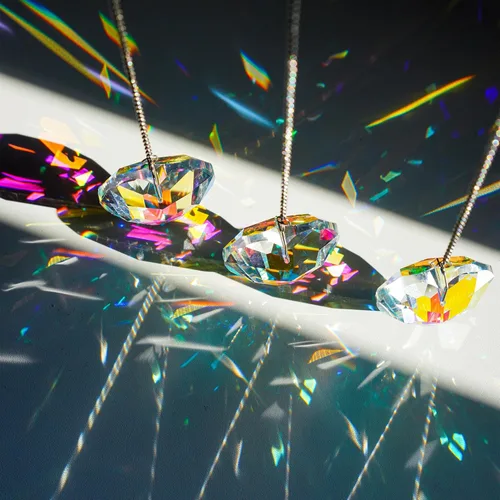 Vista 3 de H&D HYALINE & DORA 50mm Geometría Cristal Corazón Atrapasueños Prismas Colgantes con Prisma de Vidrio Fabricante de Arcoíris para Ventanas, Balcón