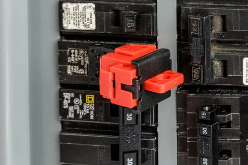 Vista 3 de Brady Taglock™ Dispositivos de bloqueo del disyuntor – Dispositivo de bloqueo de interruptor de un solo polo con abrazadera de 120/277 voltios